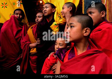 13 avril 2014 - Paro, Bhoutan - moines bouddhistes près du monastère de Paro Dzong dans le Royaume du Bhoutan. Le bouddhisme pratiqué dans le pays aujourd'hui est une religion vibrante qui imprègne presque toutes les facettes du style de vie bhoutanais. (Crédit image : © Prasanta Biswas/ZUMA Wire/ZUMAPRESS.com) Banque D'Images