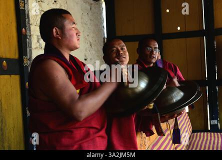 13 avril 2014 - Paro, Bhoutan - moines bouddhistes près du monastère de Paro Dzong dans le Royaume du Bhoutan. Le bouddhisme pratiqué dans le pays aujourd'hui est une religion vibrante qui imprègne presque toutes les facettes du style de vie bhoutanais. (Crédit image : © Prasanta Biswas/ZUMA Wire/ZUMAPRESS.com) Banque D'Images