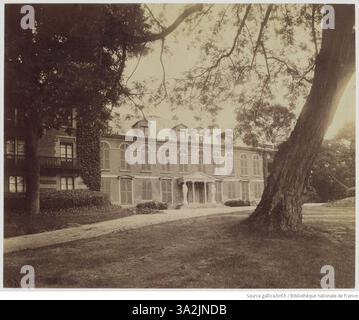 Dans cette photographie, Eugène Atget montre la Maison de Chateaubriand à Aulnay, en faisant référence aux souvenirs d’Athènes de Chateaubriand tirés de ses mémoires d’outre-tombe. L'image capture la maison historique et ses environs. Banque D'Images