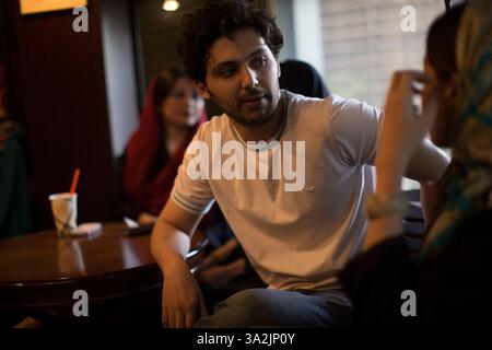 9 mai 2014 - Téhéran, Iran - BEHNAM BARABADI, membre du groupe Liberty Square Rock, parle avec son parent avant de se produire dans un concert dans un café du centre de Téhéran. Liberty Square Liberty Square est un groupe iranien de rock alternatif fondé en 2011 par SEPEHR ARIAN et FARZAN FARHANGMEHR et qui a commencé à travailler comme groupe de musique underground, après quatre ans, ils espèrent avoir l'autorisation de l'État pour leur premier album du ministère iranien de la culture et de l'orientation islamique. (Crédit image : © Morteza Nikoubazl/ZUMA Wire/ZUMAPRESS.com) Banque D'Images