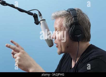 14 mai 2014 - Toronto, Ontario, Canada - Shock Jock DEAN BLUNDELL donne une entrevue pour un podcast depuis un petit espace à Polson Pier surplombant le port de Toronto, Toronto, Ontario, le 14 mai 2014. L'ancien DJ de 102,1 The Edge a été licencié en 2013 après avoir fait des remarques homophobes à l'antenne. GEORGIO MAMMOLITI, conseiller municipal de Toronto, en rose, était l'invité de Blundell ce jour-là. (Crédit image : © Peter Power/ZUMA Wire/ZUMAPRESS.com) Banque D'Images