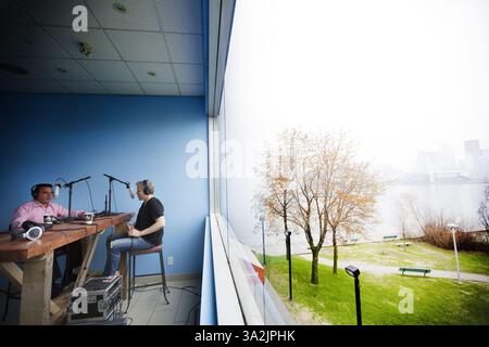 14 mai 2014 - Toronto, Ontario, Canada - Shock Jock DEAN BLUNDELL donne une entrevue pour un podcast depuis un petit espace à Polson Pier surplombant le port de Toronto, Toronto, Ontario, le 14 mai 2014. L'ancien DJ de 102,1 The Edge a été licencié en 2013 après avoir fait des remarques homophobes à l'antenne. GEORGIO MAMMOLITI, conseiller municipal de Toronto, en rose, était l'invité de Blundell ce jour-là. (Crédit image : © Peter Power/ZUMA Wire/ZUMAPRESS.com) Banque D'Images