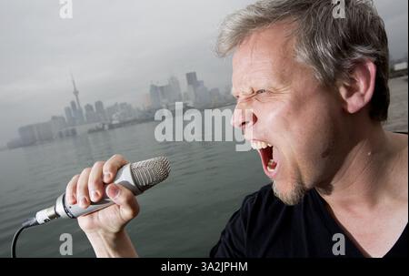 14 mai 2014 - Toronto, Ontario, Canada - Shock Jock DEAN BLUNDELL est photographié à Polson Pier surplombant le port de Toronto, Toronto, Ontario, le 14 mai 2014 suite à l'enregistrement d'un podcast dans un petit studio à proximité. L'ancien DJ de 102,1 The Edge a été licencié en 2013 après avoir fait des remarques homophobes à l'antenne mais tente de faire un retour avec ses podcasts en ligne. GEORGIO MAMMOLITI, conseiller municipal de Toronto, en rose, était l'invité de Blundell ce jour-là. (Crédit image : © Peter Power/ZUMA Wire/ZUMAPRESS.com) Banque D'Images