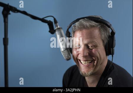 14 mai 2014 - Toronto, Ontario, Canada - Shock Jock DEAN BLUNDELL rit loin du micro lors d'une entrevue pour un podcast depuis un petit espace à Polson Pier surplombant le port de Toronto, Toronto, Ontario, le 14 mai 2014. L'ancien DJ de 102,1 The Edge a été licencié en 2013 après avoir fait des remarques homophobes à l'antenne. GEORGIO MAMMOLITI, conseiller municipal de Toronto, en rose, était l'invité de Blundell ce jour-là. (Crédit image : © Peter Power/ZUMA Wire/ZUMAPRESS.com) Banque D'Images
