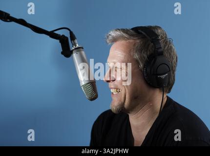 14 mai 2014 - Toronto, Ontario, Canada - Shock Jock DEAN BLUNDELL donne une entrevue pour un podcast depuis un petit espace à Polson Pier surplombant le port de Toronto, Toronto, Ontario, le 14 mai 2014. L'ancien DJ de 102,1 The Edge a été licencié en 2013 après avoir fait des remarques homophobes à l'antenne. GEORGIO MAMMOLITI, conseiller municipal de Toronto, en rose, était l'invité de Blundell ce jour-là. (Crédit image : © Peter Power/ZUMA Wire/ZUMAPRESS.com) Banque D'Images