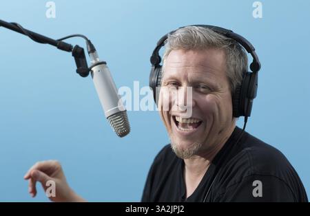 14 mai 2014 - Toronto, Ontario, Canada - Shock Jock DEAN BLUNDELL rit loin du micro lors d'une entrevue pour un podcast depuis un petit espace à Polson Pier surplombant le port de Toronto, Toronto, Ontario, le 14 mai 2014. L'ancien DJ de 102,1 The Edge a été licencié en 2013 après avoir fait des remarques homophobes à l'antenne. GEORGIO MAMMOLITI, conseiller municipal de Toronto, en rose, était l'invité de Blundell ce jour-là. (Crédit image : © Peter Power/ZUMA Wire/ZUMAPRESS.com) Banque D'Images