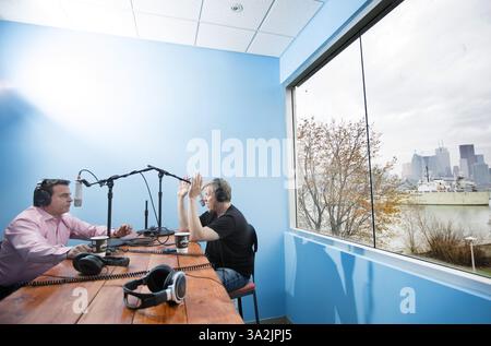 14 mai 2014 - Toronto, Ontario, Canada - Shock Jock DEAN BLUNDELL donne une entrevue pour un podcast depuis un petit espace à Polson Pier surplombant le port de Toronto, Toronto, Ontario, le 14 mai 2014. L'ancien DJ de 102,1 The Edge a été licencié en 2013 après avoir fait des remarques homophobes à l'antenne. GEORGIO MAMMOLITI, conseiller municipal de Toronto, en rose, était l'invité de Blundell ce jour-là. (Crédit image : © Peter Power/ZUMA Wire/ZUMAPRESS.com) Banque D'Images