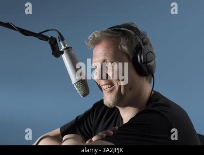 14 mai 2014 - Toronto, Ontario, Canada - Shock Jock DEAN BLUNDELL donne une entrevue pour un podcast depuis un petit espace à Polson Pier surplombant le port de Toronto, Toronto, Ontario, le 14 mai 2014. L'ancien DJ de 102,1 The Edge a été licencié en 2013 après avoir fait des remarques homophobes à l'antenne. GEORGIO MAMMOLITI, conseiller municipal de Toronto, en rose, était l'invité de Blundell ce jour-là. (Crédit image : © Peter Power/ZUMA Wire/ZUMAPRESS.com) Banque D'Images