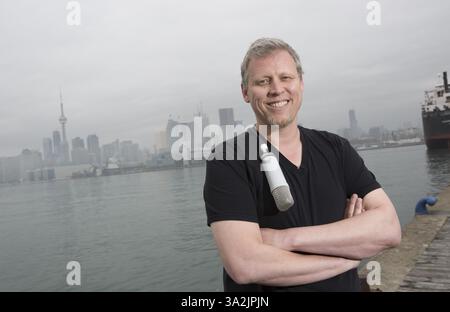 14 mai 2014 - Toronto, Ontario, Canada - Shock Jock DEAN BLUNDELL est photographié à Polson Pier surplombant le port de Toronto, Toronto, Ontario, le 14 mai 2014 suite à l'enregistrement d'un podcast dans un petit studio à proximité. L'ancien DJ de 102,1 The Edge a été licencié en 2013 après avoir fait des remarques homophobes à l'antenne mais tente de faire un retour avec ses podcasts en ligne. GEORGIO MAMMOLITI, conseiller municipal de Toronto, en rose, était l'invité de Blundell ce jour-là. (Crédit image : © Peter Power/ZUMA Wire/ZUMAPRESS.com) Banque D'Images