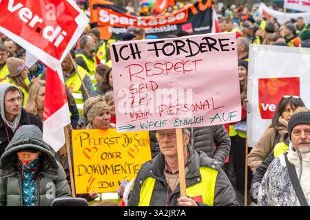 Verdi Kundgebung auf dem Marienplatz, begleitet die Warnstreiks, München, 13. März 2025 Deutschland, München, 13.03.2025, zentrale Verdi-Kundgebung auf dem Marienplatz, begleitet die Warnstreiks im Öffentlichen Dienst, Tarifverhandlungen stocken, viele Gewerkschafter mit Verdi-Fahnen, Teilnehmer mit Schild : ICH fordere mehr Respekt, Geld, Zeit, mehr Personal, Straßenreinigung u.a. der Verwaltung, der städtischen, der Beschäftigte, Verwanderg, Verwanderg, Verrn, Perstranz, Verdor, Verdern, während, Perstri *rn, Verstraned,. *n. 2000 Banque D'Images