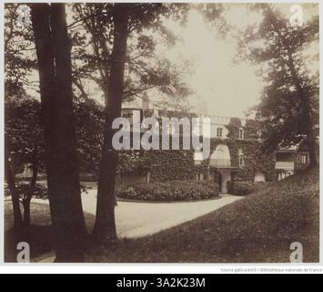 Cette photographie d'Eugène Atget montre la Maison de Chateaubriand à Aulnay, située dans la Vallée aux loups. L'image met en évidence les caractéristiques architecturales et l'environnement naturel environnant. Banque D'Images