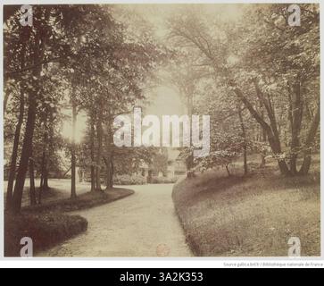 Eugène Atget capture la Vallée aux loups et la Maison de Chateaubriand à Aulnay. La photographie met en valeur le paysage et l'importance historique de l'emplacement, y compris des références à des œuvres célèbres. Banque D'Images