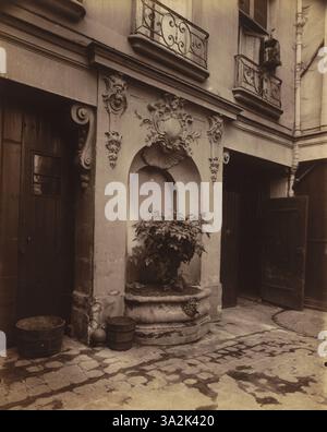 Dans cette photographie de 1900, Eugène Atget représente l’ancien Hôtel des parlementaires, situé au 3 rue des Lions, en capturant les caractéristiques architecturales de l’édifice. Banque D'Images