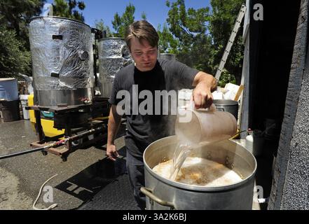 26 mai 2014 - Livermore, CA, États-Unis - Eric Johnson, vétéran de l'armée, de Fremont, Calif, verse de l'eau chaude dans la purée de Valor double IPA à la brasserie Uncle Sam's Misided à Livermore, Calif, le lundi 26 mai 2014. La brasserie est dirigée par d'autres vétérans et copropriétaires Josh laine et Fara Eve Barnes. (Crédit image : © Susan Tripp Pollard/MCT/ZUMAPRESS.com) Banque D'Images