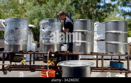 26 mai 2014 - Livermore, CA, États-Unis - Eric Johnson, vétéran de l'armée, de Fremont, vérifie une infusion rafraîchissante à la brasserie Uncle Sam's Misided Brewery à Livermore, Calif, le lundi 26 mai 2014. La brasserie est dirigée par d'autres vétérans et copropriétaires Josh laine et Fara Eve Barnes. (Crédit image : © Susan Tripp Pollard/MCT/ZUMAPRESS.com) Banque D'Images