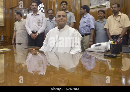 NEW DELHI, INDE â€“ MAI 27 : Arun Jaitley prend la direction du poste de ministre de la Défense à South Block le 27 mai 2014 à New Delhi. (Photo de Chandradeep Kumar/India Today Group) *** légende locale *** Arun Jaitley (crédit image : © India Today/ZUMAPRESS.com) Banque D'Images