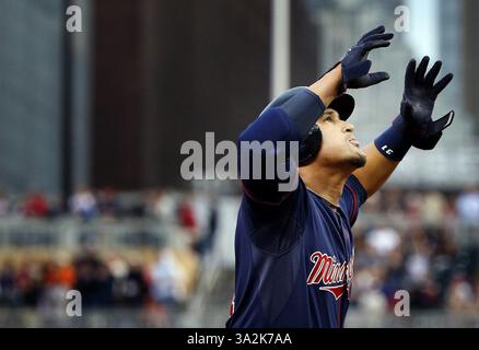 27 mai 2014 - Minneapolis, MN, États-Unis - Oswaldo Arcia (31) des Twins du Minnesota célèbre son home run dans la deuxième manche contre les Texas Rangers le mardi 27 mai 2014, à Minneapolis. (Crédit image : © Carlos Gonzalez/MCT/ZUMAPRESS.com) Banque D'Images