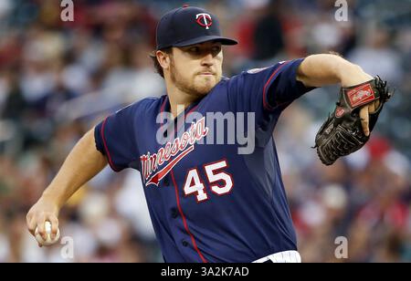 27 mai 2014 - Minneapolis, MN, USA - le lanceur débutant des Twins du Minnesota Phil Hughes (45) lance dans la quatrième manche contre les Texas Rangers le mardi 27 mai 2014, à Minneapolis. (Crédit image : © Carlos Gonzalez/MCT/ZUMAPRESS.com) Banque D'Images