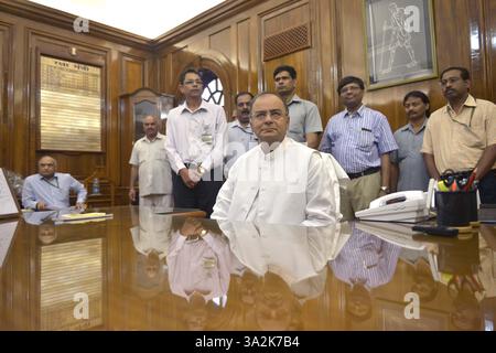 NEW DELHI, INDE â€“ MAI 27 : Arun Jaitley prend la direction du poste de ministre de la Défense à South Block le 27 mai 2014 à New Delhi. (Photo de Chandradeep Kumar/India Today Group) *** légende locale *** Arun Jaitley (crédit image : © India Today/ZUMAPRESS.com) Banque D'Images