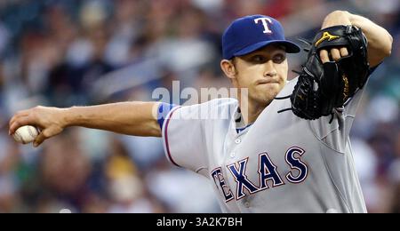 27 mai 2014 - Minneapolis, MN, USA - le lanceur de départ des Texas Rangers Scott Baker (25) lance la quatrième manche contre les Twins du Minnesota le mardi 27 mai 2014, à Minneapolis. (Crédit image : © Carlos Gonzalez/MCT/ZUMAPRESS.com) Banque D'Images