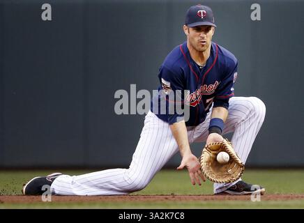27 mai 2014 - Minneapolis, MN, États-Unis - Joe Mauer (7), premier joueur des Twins du Minnesota, remporte une balle frappée par Shin-Soo Choo des Texas Rangers dans la deuxième manche le mardi 27 mai 2014, à Minneapolis. (Crédit image : © Carlos Gonzalez/MCT/ZUMAPRESS.com) Banque D'Images