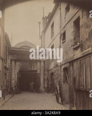 Cette photographie de 1899 d’Eugène Atget représente l’ancien Couvent des Carmélites du 284 rue Saint-Jacques, en mettant l’accent sur les caractéristiques architecturales et historiques du bâtiment. Banque D'Images