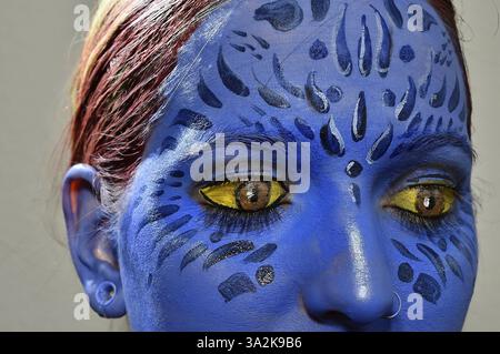 29 mai 2014 - Overland Park, KS, États-Unis - la maquilleuse Elsa Rhae d'Overland Park, Kan., est devenue connue pour sa peinture élaborée du visage et du corps. Au lieu d'utiliser des lenes de contact jaunes pour le personnage mystique, elle peint ses paupières afin qu'elles soient fermées, elles montrent le personnage le 29 mai 2014. (Crédit image : © Jill Toyoshiba/MCT/ZUMAPRESS.com) Banque D'Images