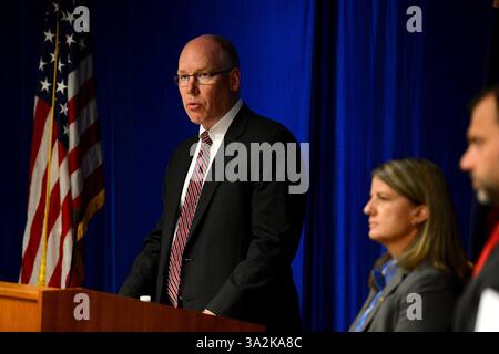 3 juin 2014 - Charlotte, NC, USA - John A. Strong, agent spécial en charge du Federal Bureau of investigation, à la tribune, s'adresse aux médias lors d'une conférence de presse alors qu'Anne M. Tompkins, procureur des États-Unis du district occidental de Caroline du Nord, regarde alors qu'il discute des accusations portées contre l'ancien maire de Charlotte Patrick Cannon le mardi 3 juin 2014. (Crédit image : © Jeff Siner/MCT/ZUMAPRESS.com) Banque D'Images