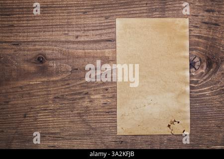 Shhet de vieux papier sur panneau de bois vintage avec copyspace pour votre texte Banque D'Images
