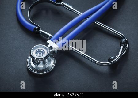 Stéthoscope sur fond noir concept de médecine d'image horizontale Banque D'Images