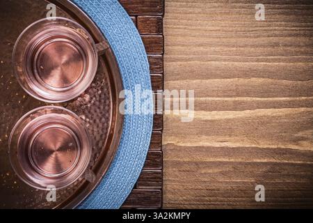 Plateau cuivré en tissu de table tasses à thé sur planche de bois Banque D'Images