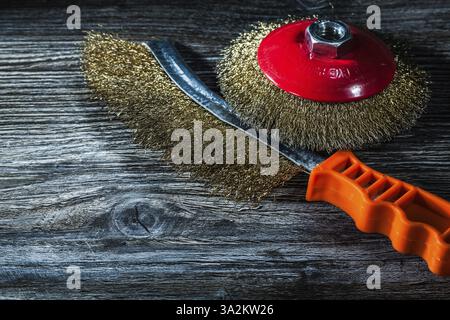 Brosses métalliques coniques utilisées sur panneau de bois vintage Banque D'Images