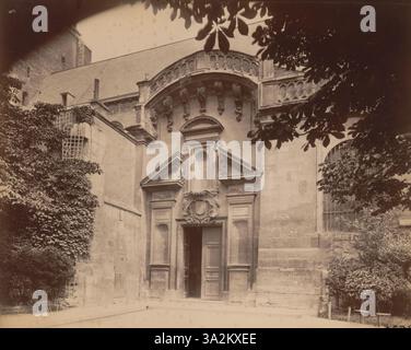 Cette photographie réalisée en 1898 par Eugène Atget capture les rues de Saint Germain des Prés à Paris, en mettant l’accent sur l’architecture historique et l’atmosphère parisienne. Banque D'Images