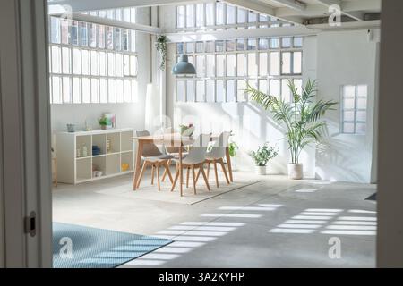 Design intérieur d'une salle à manger loft industriel, table et chaises dans un salon. Banque D'Images