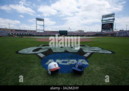 14 juin 2014 - Omaha, Nebraska, États-Unis d'Amérique - 14 juin 2014 : match 1 de la NCAA Men's College World Series 2014 entre UC Irvine Anteaters et Texas Longhorns au TD Ameritrade Park à Omaha, ne. (Crédit image : © Michael Spomer/Cal Sport Media/ZUMAPRESS.com) Banque D'Images