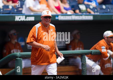 14 juin 2014 - Omaha, Nebraska, États-Unis d'Amérique - 14 juin 2014 : Augie Garrido, entraîneur-chef du Texas, sort de la dugout avec sa carte de formation avant le match 1 de la série mondiale des collèges masculins de la NCAA 2014 entre UC Irvine et Texas Longhorns au TD Ameritrade Park à Omaha, ne. (Crédit image : © Michael Spomer/Cal Sport Media/ZUMAPRESS.com) Banque D'Images