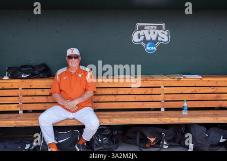 14 juin 2014 - Omaha, Nebraska, États-Unis d'Amérique - 14 juin 2014 : L'entraîneur-chef Augie Garrido dans la 3e dugout de base avant le début du match 1 de la série mondiale universitaire masculine NCAA 2014 entre UC Irvine et Texas Longhorns au TD Ameritrade Park à Omaha, ne. (Crédit image : © Michael Spomer/Cal Sport Media/ZUMAPRESS.com) Banque D'Images