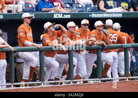 14 juin 2014 - Omaha, Nebraska, États-Unis d'Amérique - 14 juin 2014 : banc du Texas avant le début du match 1 de la NCAA Men's College World Series 2014 entre UC Irvine Anteaters et Texas Longhorns au TD Ameritrade Park à Omaha, ne. (Crédit image : © Michael Spomer/Cal Sport Media/ZUMAPRESS.com) Banque D'Images