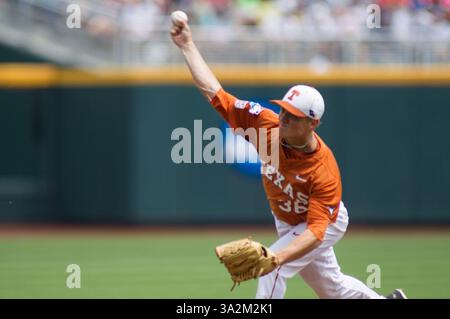 14 juin 2014 - Omaha, Nebraska, États-Unis d'Amérique - 14 juin 2014 : le lanceur Texas Nathan Thornhill #36 en 1ère manche d'action pendant le match 1 de la NCAA Men's College World Series 2014 entre UC Irvine fourmiliers et Texas Longhorns au TD Ameritrade Park à Omaha, ne. (Crédit image : © Michael Spomer/Cal Sport Media/ZUMAPRESS.com) Banque D'Images