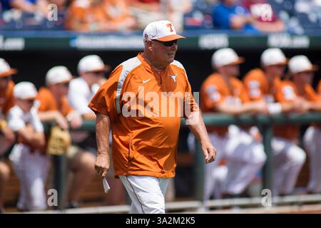 14 juin 2014 - Omaha, Nebraska, États-Unis d'Amérique - 14 juin 2014 : Augie Garrido, entraîneur-chef du Texas, sort de la dugout avec sa carte de formation avant le match 1 de la série mondiale des collèges masculins de la NCAA 2014 entre UC Irvine et Texas Longhorns au TD Ameritrade Park à Omaha, ne. (Crédit image : © Michael Spomer/Cal Sport Media/ZUMAPRESS.com) Banque D'Images