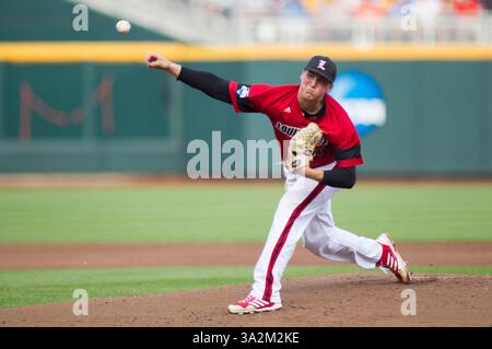 14 juin 2014 - Omaha, Nebraska, États-Unis d'Amérique - 14 juin 2014 : le lanceur de Louisville Kyle Funkhouser #16 en première manche lors du match 2 de la série mondiale des collèges masculins de la NCAA 2014 entre les Commodores de Vanderbelt et les Cardinals de Louisville au TD Ameritrade Park à Omaha, ne. (Crédit image : © Michael Spomer/Cal Sport Media/ZUMAPRESS.com) Banque D'Images