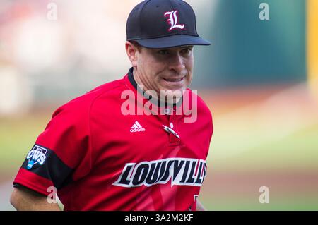 14 juin 2014 - Omaha, Nebraska, États-Unis d'Amérique - 14 juin 2014 : Dan McDonnell, entraîneur-chef de Louisville, court vers son dugout après une rencontre à domicile avant le deuxième match de la série mondiale des collèges masculins de la NCAA 2014 entre les Commodores de Vanderbelt et les Cardinals de Louisville au TD Ameritrade Park à Omaha, ne. (Crédit image : © Michael Spomer/Cal Sport Media/ZUMAPRESS.com) Banque D'Images