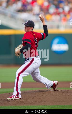 14 juin 2014 - Omaha, Nebraska, États-Unis d'Amérique - 14 juin 2014 : le lanceur de Louisville Kyle Funkhouser #16 en première manche lors du match 2 de la série mondiale des collèges masculins de la NCAA 2014 entre les Commodores de Vanderbelt et les Cardinals de Louisville au TD Ameritrade Park à Omaha, ne. (Crédit image : © Michael Spomer/Cal Sport Media/ZUMAPRESS.com) Banque D'Images