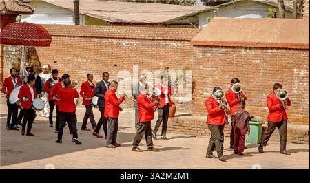Dunbar Square, Bhaktapur, Népal - 10 février 2025 - Une bande de musiciens menant une procession de mariage à Dunbar Sqaure au Népal Banque D'Images