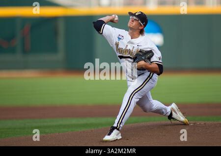 14 juin 2014 - Omaha, Nebraska, États-Unis d'Amérique - 14 juin 2014 : Carson Fulmer, lanceur Vanderbilt #15 en 1ère manche lors du match 2 de la série mondiale des collèges masculins de la NCAA 2014 entre les Commodores de Vanderbelt et les Cardinals de Louisville au TD Ameritrade Park à Omaha, ne. (Crédit image : © Michael Spomer/Cal Sport Media/ZUMAPRESS.com) Banque D'Images
