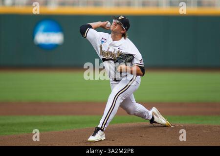 14 juin 2014 - Omaha, Nebraska, États-Unis d'Amérique - 14 juin 2014 : Carson Fulmer, lanceur Vanderbilt #15 en 1ère manche lors du match 2 de la série mondiale des collèges masculins de la NCAA 2014 entre les Commodores de Vanderbelt et les Cardinals de Louisville au TD Ameritrade Park à Omaha, ne. (Crédit image : © Michael Spomer/Cal Sport Media/ZUMAPRESS.com) Banque D'Images