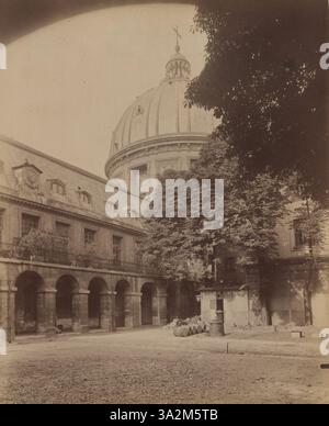Cette photographie de 1898 d'Eugène Atget représente l'ancien couvent de l'Assomption rue Cambon, avant sa démolition, mettant en valeur ses détails architecturaux. Banque D'Images