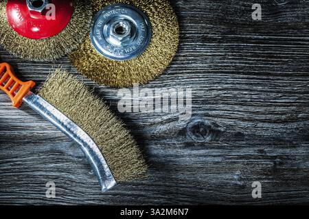 Ensemble de brosses métalliques à gratter sur panneau de bois vintage Banque D'Images