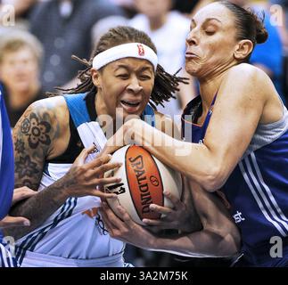 15 juin 2014 - Minneapolis, MN, États-Unis - Seimone Augustus de Lynx du Minnesota, à gauche, a été ligoté par Diana Taurasi de Phoenix Mercury pour une balle de saut alors qu'elle conduisait vers le panier à Minneapolis. Phoenix Mercury 80 - Minnesota Lynx 72. (Crédit image : © Marlin Levison/TNS/ZUMAPRESS.com) Banque D'Images