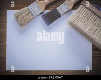 Ensemble de feuille de papier propre et pinceaux Banque D'Images